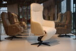 Elektrisch verstelbaar relaxfauteuil / relaxstoel met sta op hulp / sta-op-stoel Twice Pro TW-305N van meubelfabriek De Toekomst in combi. Ploegstof Mida 01 / leer Semira 5800 beige met 3 motoren en een accu.
