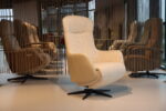 Elektrisch verstelbare relaxfauteuil / relaxstoel met sta op hulp / sta-op-stoel Twice Pro TW-305N van meubelfabriek De Toekomst in combi. Ploegstof Mida 01 / leer Semira 5800 beige met 3 motoren en een accu. Direct leverbaar. - Afbeelding 3