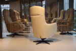 Elektrisch verstelbare relaxfauteuil / relaxstoel met sta op hulp / sta-op-stoel Twice Pro TW-305N van meubelfabriek De Toekomst in combi. Ploegstof Mida 01 / leer Semira 5800 beige met 3 motoren en een accu. Direct leverbaar. - Afbeelding 5