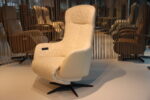 Elektrisch verstelbare relaxfauteuil / relaxstoel met sta op hulp / sta-op-stoel Twice Pro TW-305N van meubelfabriek De Toekomst in combi. Ploegstof Mida 01 / leer Semira 5800 beige met 3 motoren en een accu. Direct leverbaar. - Afbeelding 9