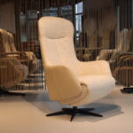 Elektrisch verstelbaar relaxfauteuil/relaxstoel Twice Pro TW-305N van meubelfabriek De Toekomst in combi. Ploegstof Mida 01 / leer Prestige Semira 5800 Beige met 3 motoren en een accu. Direct leverbaar.