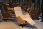Elektrisch verstelbaar relaxfauteuil/relaxstoel Twice Pro TW-305N van meubelfabriek De Toekomst in combi. Ploegstof Mida 01 / leer Semira 5800 Beige met 3 motoren en een accu. Direct leverbaar. - Afbeelding 3