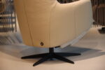 Elektrisch verstelbaar relaxfauteuil/relaxstoel Twice Pro TW-305N van meubelfabriek De Toekomst in combi. Ploegstof Mida 01 / leer Semira 5800 Beige met 3 motoren en een accu. Direct leverbaar. - Afbeelding 5