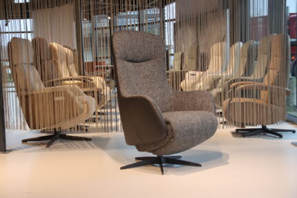 Elektrisch verstelbare relaxfauteuil / relaxstoel Twice Pro TW-305N van meubelfabriek De Toekomst in combi. Ploegstof Mida 88 / leer Prestige Zwart met 3 motoren en een accu. Direct leverbaar.