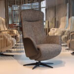 Elektrisch verstelbaar relaxfauteuil/relaxstoel Twice Pro TW-305N van meubelfabriek De Toekomst in combi. Ploegstof Mida 88 / leer Prestige Zwart met 3 motoren en een accu. Direct leverbaar.