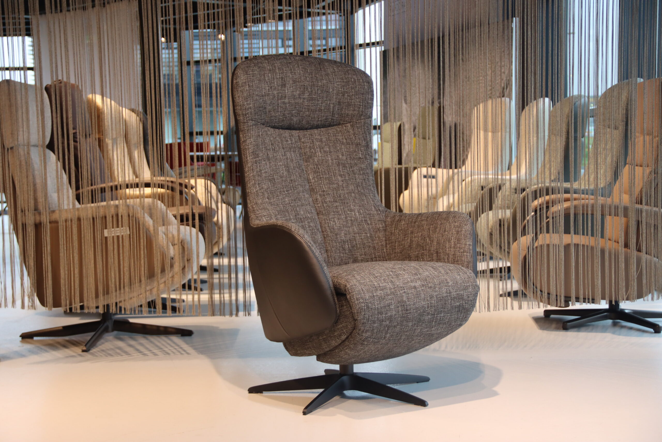 Elektrisch verstelbaar relaxfauteuil/relaxstoel Twice Pro TW-305N van meubelfabriek De Toekomst in combi. Ploegstof Mida 88 / leer Prestige Zwart met 3 motoren en een accu. Direct leverbaar. Elektrisch verstelbaar relaxfauteuil/relaxstoel Twice Pro TW-305N van meubelfabriek De Toekomst in combi. Ploegstof Mida 88 / leer Prestige Zwart met 3 motoren en een accu. Direct leverbaar.
