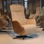 Elektrisch verstelbare relaxfauteuil / relaxstoel met sta op hulp / sta-op-stoel Twice Pro TW-305N van meubelfabriek De Toekomst in combi. Ploegstof Mida 92 / leer Prestige Nocemet 3 motoren en een accu. direct leverbaar.