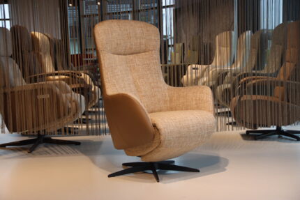 Elektrisch verstelbare relaxfauteuil / relaxstoel met sta op hulp / sta-op-stoel Twice Pro TW-305N van meubelfabriek De Toekomst in combi. Ploegstof Mida 92 / leer Prestige Nocemet 3 motoren en een accu. direct leverbaar.