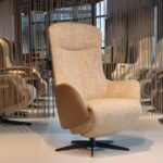 Elektrisch verstelbaar relaxfauteuil/relaxstoel Twice Pro TW-305N van meubelfabriek De Toekomst in combi. Ploegstof Mida 92 / leer Prestige Noce met 3 motoren en een accu. Direct leverbaar.