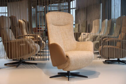 Elektrisch verstelbaar relaxfauteuil/relaxstoel Twice Pro TW-305N van meubelfabriek De Toekomst in combi. Ploegstof Mida 92 / leer Prestige Noce met 3 motoren en een accu. Direct leverbaar.