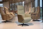 Elektrisch verstelbaar relaxfauteuil/relaxstoel Twice Pro TW-083N van meubelfabriek De Toekomst in combi. Stof Cosmo 26 / leer Prestige Avocado met 3 motoren en een accu. Direct leverbaar.
