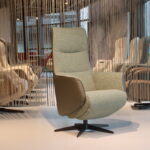 Elektrisch verstelbaar relaxfauteuil/relaxstoel Twice Pro TW-083N van meubelfabriek De Toekomst in combi. Stof Cosmo 26 / leer Prestige Avocado met 3 motoren en een accu. Direct leverbaar.