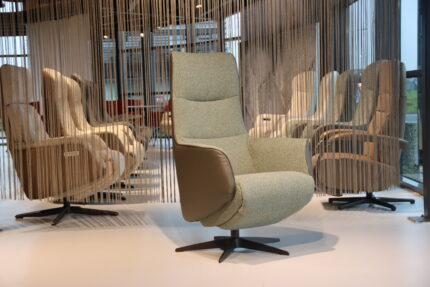 Elektrisch verstelbaar relaxfauteuil/relaxstoel Twice Pro TW-083N van meubelfabriek De Toekomst in combi. Stof Cosmo 26 / leer Prestige Avocado met 3 motoren en een accu. Direct leverbaar.