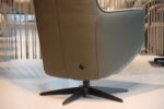 Elektrisch verstelbaar relaxfauteuil/relaxstoel Twice Pro TW-083N van meubelfabriek De Toekomst in combi. Stof Cosmo 26 / leer Prestige Avocado met 3 motoren en een accu. Direct leverbaar. - Afbeelding 7