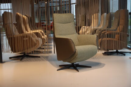 Elektrisch verstelbare relaxfauteuil / relaxstoel met sta op hulp / sta-op-stoel Twice Pro TW-083N van meubelfabriek De Toekomst in combi. stof Cosmo 26 / leer Prestige Avocado met 3 motoren en een accu. direct leverbaar.