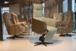 Elektrisch verstelbare relaxfauteuil / relaxstoel met sta op hulp / sta-op-stoel Twice Pro TW-083N van meubelfabriek De Toekomst in combi. stof Cosmo 26 / leer Prestige Avocado met 3 motoren en een accu. direct leverbaar. - Afbeelding 2