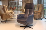 Elektrisch verstelbaar relaxfauteuil/relaxstoel Twice Pro TW-082N van meubelfabriek De Toekomst Leer Prestige kleur Navy met 3 motoren en een accu. Direct leverbaar.