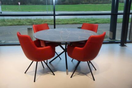 Ronde eettafel 140 cm HPL blad Marmer look met zwart metalen onderstel Koopmans Meubelen. Direct Leverbaar.