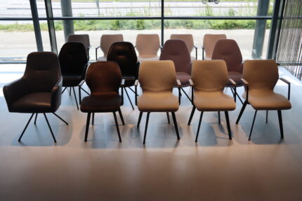 Outlet diverse Gealux eetkamerstoelen enkele stuks uitzoeken 125,- p.stuk. Direct leverbaar.