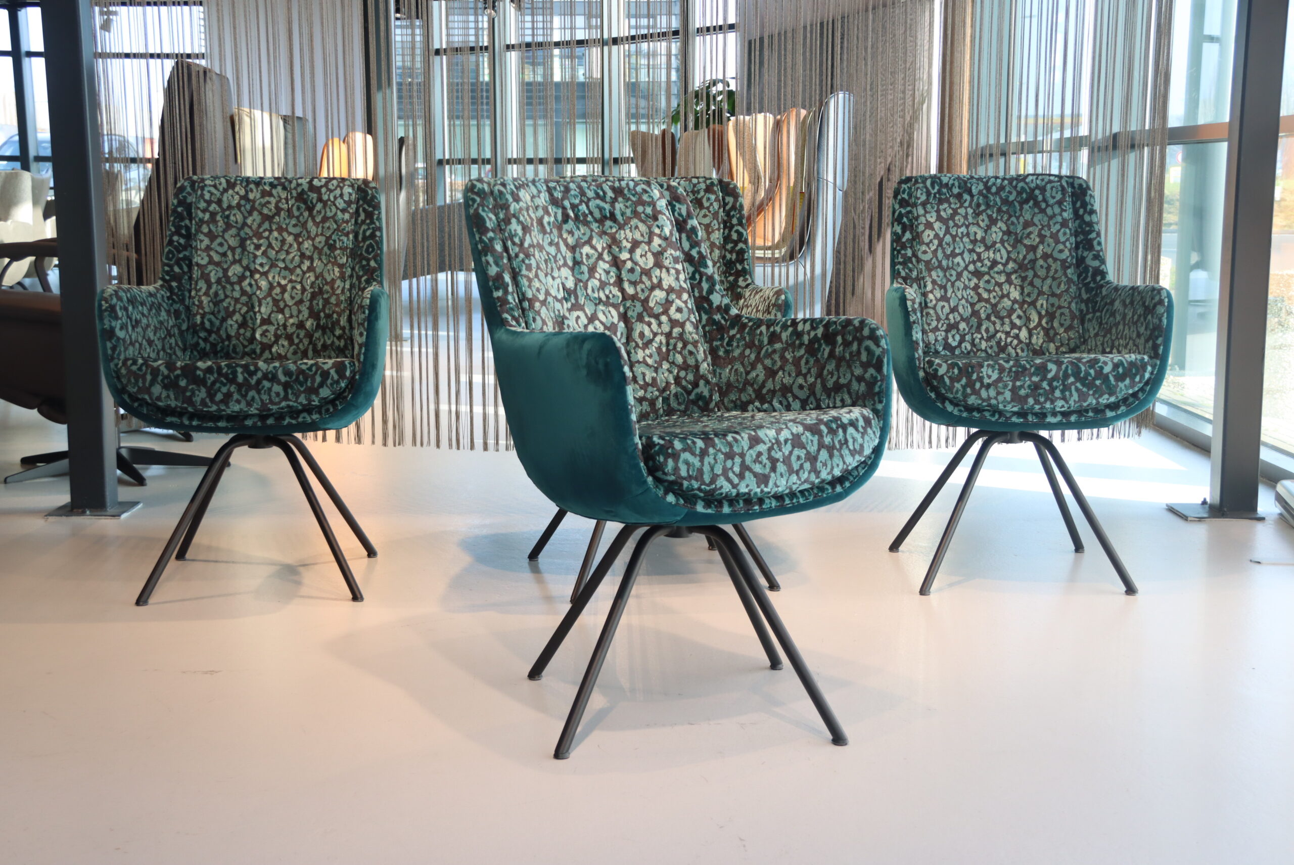 4x Gealux Francisco (Miami/ Sanne / Gareth / Seattle met dekje) eetkamerstoel draai Stof kleur Blauw/Groen. Direct uit voorraad leverbaar. 4x Gealux Francisco (Miami/ Sanne / Gareth / Seattle met dekje) eetkamerstoel draai Stof kleur Blauw/Groen. Direct uit voorraad leverbaar.