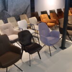 DIRECT AF TE HALEN OF DOOR ONS LEVERBAAR, Woonplaza IJsselstein bij Utrecht Partij Gealux eetkamerstoelen in stof en leer. Let op !! het zijn enkele stuks dus er zitten geen sets bij.