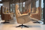 Elektrisch verstelbaar relaxfauteuil/relaxstoel met Sta op hulp/Sta op stoel Twice Pro TW-038N van meubelfabriek De Toekomst in Leer Rebound kleur Taupe met 3 motoren en een accu. Direct leverbaar. - Afbeelding 3