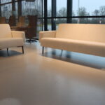 Havee Meubelen collectie Cloak Bay 3 zits (202 cm)+ 1 zits (89 cm) met smalle arm in stof Amdal 110. Direct Leverbaar.