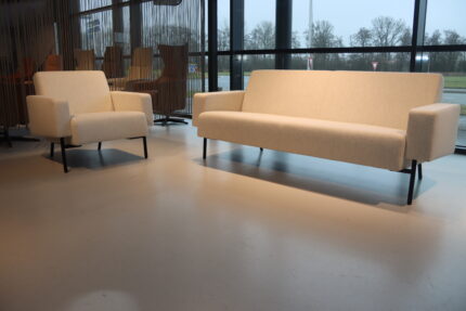 Havee Meubelen collectie Cloak Bay 3 zits (202 cm)+ 1 zits (89 cm) met smalle arm in stof Amdal 110. Direct Leverbaar.