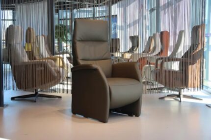 Elektrisch verstelbare relaxfauteuil / relaxstoel met sta op hulp / sta-op-stoel Feelz FZ-R03A06 -50 vast model van Meubelfabriek De Toekomst in Leer kleur Avocado met 2 motoren en een accu. Direct leverbaar.