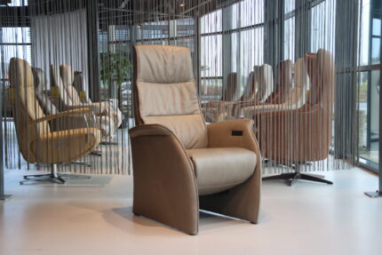 Elektrisch verstelbaar relaxfauteuil/relaxstoel Twice TW-151N-50 vast model 3 motoren en een accu in het leer van De Toekomst. Direct Leverbaar.