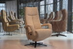 Elektrisch verstelbaar relaxfauteuil/relaxstoel Twice Pro TW-295N van meubelfabriek De Toekomst in Stof Cosmo kleur Zand met 3 motoren en een accu. Direct leverbaar.