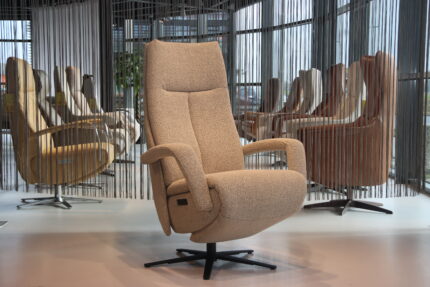 Elektrisch verstelbaar relaxfauteuil/relaxstoel Twice Pro TW-295N van meubelfabriek De Toekomst in Stof Cosmo kleur Zand met 3 motoren en een accu. Direct leverbaar.