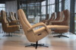 Elektrisch verstelbaar relaxfauteuil/relaxstoel Twice Pro TW-295N van meubelfabriek De Toekomst in Stof Cosmo kleur Zand met 3 motoren en een accu. Direct leverbaar. - Afbeelding 3