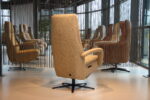 Elektrisch verstelbaar relaxfauteuil/relaxstoel Twice Pro TW-295N van meubelfabriek De Toekomst in Stof Cosmo kleur Zand met 3 motoren en een accu. Direct leverbaar. - Afbeelding 8