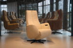 Elektrisch verstelbaar relaxfauteuil/relaxstoel met Sta op hulp/Sta op stoel Twice Pro TW-290N van meubelfabriek De Toekomst in Ploegstof Serra kleur Creme met 3 motoren en een accu. Direct leverbaar.
