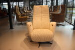 Elektrisch verstelbaar relaxfauteuil/relaxstoel met Sta op hulp/Sta op stoel Twice Pro TW-290N met STOEL VERWARMING van meubelfabriek De Toekomst in Ploegstof Serra kleur Creme met 3 motoren en een accu. Direct leverbaar. - Afbeelding 12