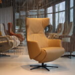 Elektrisch verstelbaar relaxfauteuil/relaxstoel met Sta op hulp/Sta op stoel Relax4U Nova NV-1005N van Meubelfabriek De Toekomst in Leer kleur Mokka met 3 motoren en een accu. Direct leverbaar.