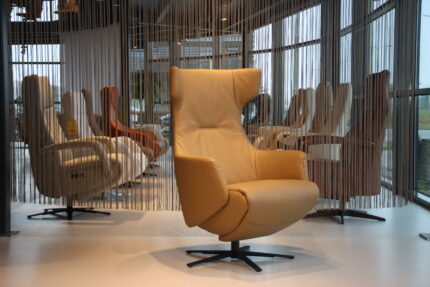 Elektrisch verstelbaar relaxfauteuil/relaxstoel met Sta op hulp/Sta op stoel Relax4U Nova NV-1005N van Meubelfabriek De Toekomst in Leer kleur Mokka met 3 motoren en een accu. Direct leverbaar.