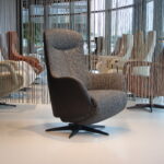 Elektrisch verstelbare relaxfauteuil / relaxstoel met sta op hulp / sta-op-stoel Twice Pro TW-305N van meubelfabriek De Toekomst in combi. Ploegstof Mida 88 / leer Prestige Zwart met 3 motoren en een accu. direct leverbaar.