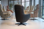Elektrisch verstelbare relaxfauteuil / relaxstoel met sta op hulp / sta-op-stoel Twice Pro TW-305N van meubelfabriek De Toekomst in combi. Ploegstof Mida 88 / leer Prestige Zwart met 3 motoren en een accu. direct leverbaar. - Afbeelding 9
