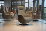 Elektrisch verstelbare relaxfauteuil / relaxstoel met sta op hulp / sta-op-stoel Twice Pro TW-305N van Meubelfabriek De Toekomst in combi. Ploegstof Mida 85 / leer Prestige Avocado met 3 motoren en een accu. direct leverbaar.