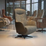 Elektrisch verstelbare relaxfauteuil / relaxstoel met sta op hulp / sta-op-stoel Twice Pro TW-305N van Meubelfabriek De Toekomst in combi. Ploegstof Mida 85 / leer Prestige Avocado met 3 motoren en een accu. direct leverbaar.