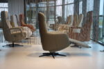 Elektrisch verstelbare relaxfauteuil / relaxstoel met sta op hulp / sta-op-stoel Twice Pro TW-305N van Meubelfabriek De Toekomst in combi. Ploegstof Mida 85 / leer Prestige Avocado met 3 motoren en een accu. direct leverbaar. - Afbeelding 3
