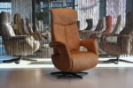 Elektrisch vertselbare Relaxfauteuil/Relaxstoel Feelz FZR01 A01 met 2 motoren en een accu van De Toekomst in Stof kleur Caramel. Direct leverbaar.