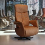 Elektrisch vertselbare Relaxfauteuil/Relaxstoel Feelz FZR01 A01 met 2 motoren en een accu van De Toekomst in Stof kleur Caramel. Direct leverbaar.