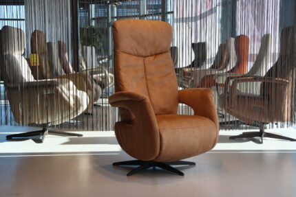 Elektrisch vertselbare Relaxfauteuil/Relaxstoel Feelz FZR01 A01 met 2 motoren en een accu van De Toekomst in Stof kleur Caramel. Direct leverbaar.