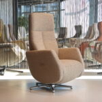 Elektrisch verstelbare relaxfauteuil / relaxstoel met sta op hulp / sta-op-stoel Feelz FZ-R06A04 van Meubelfabriek De Toekomst in Stof kleur Grijs met 2 motoren en een accu. direct leverbaar.
