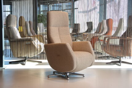 Elektrisch verstelbare relaxfauteuil / relaxstoel met sta op hulp / sta-op-stoel Feelz FZ-R06A04 van Meubelfabriek De Toekomst in Stof kleur Grijs met 2 motoren en een accu. direct leverbaar.