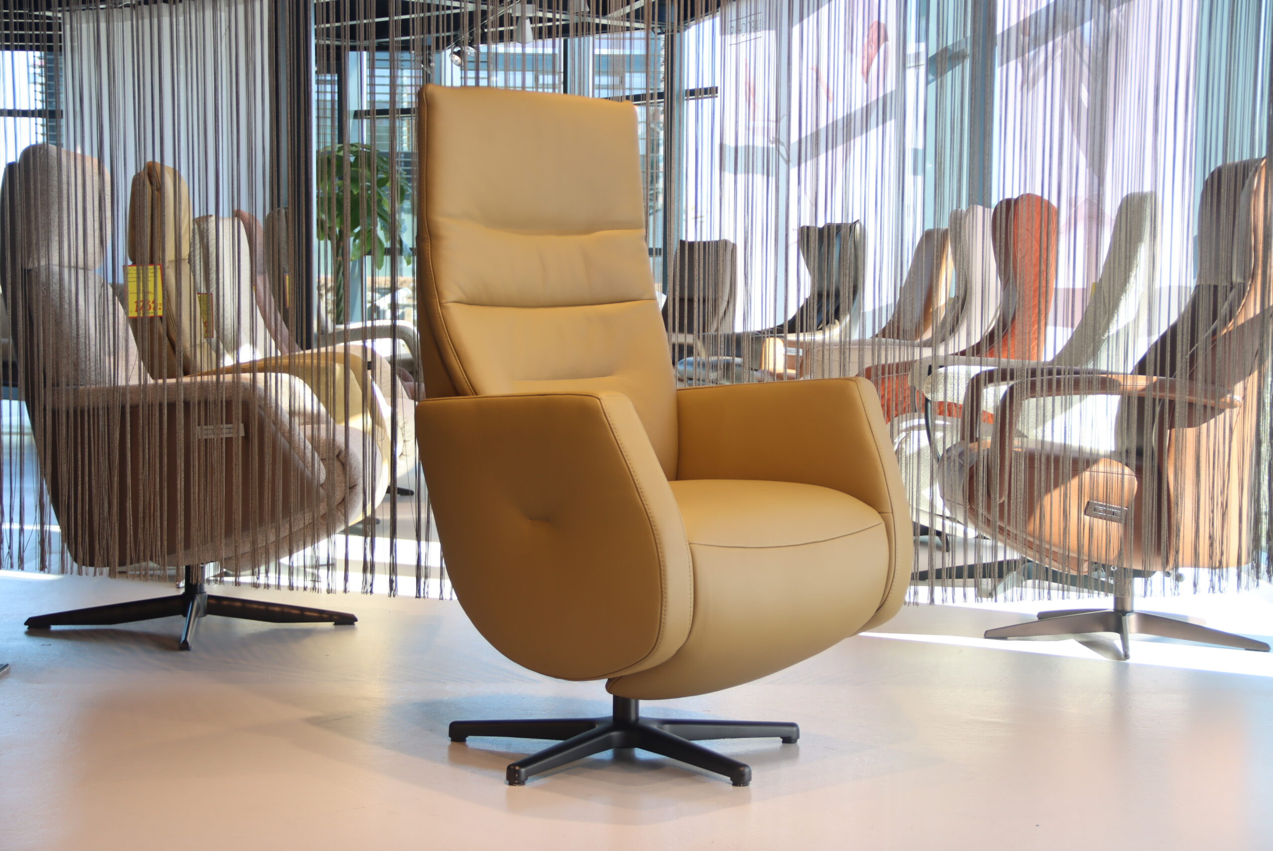 Elektrisch verstelbare relaxfauteuil / relaxstoel met sta op hulp / sta-op-stoel Feelz FZ-R04A04 van Meubelfabriek De Toekomst in Leer kleur Olive met 2 motoren en een accu. Direct leverbaar.