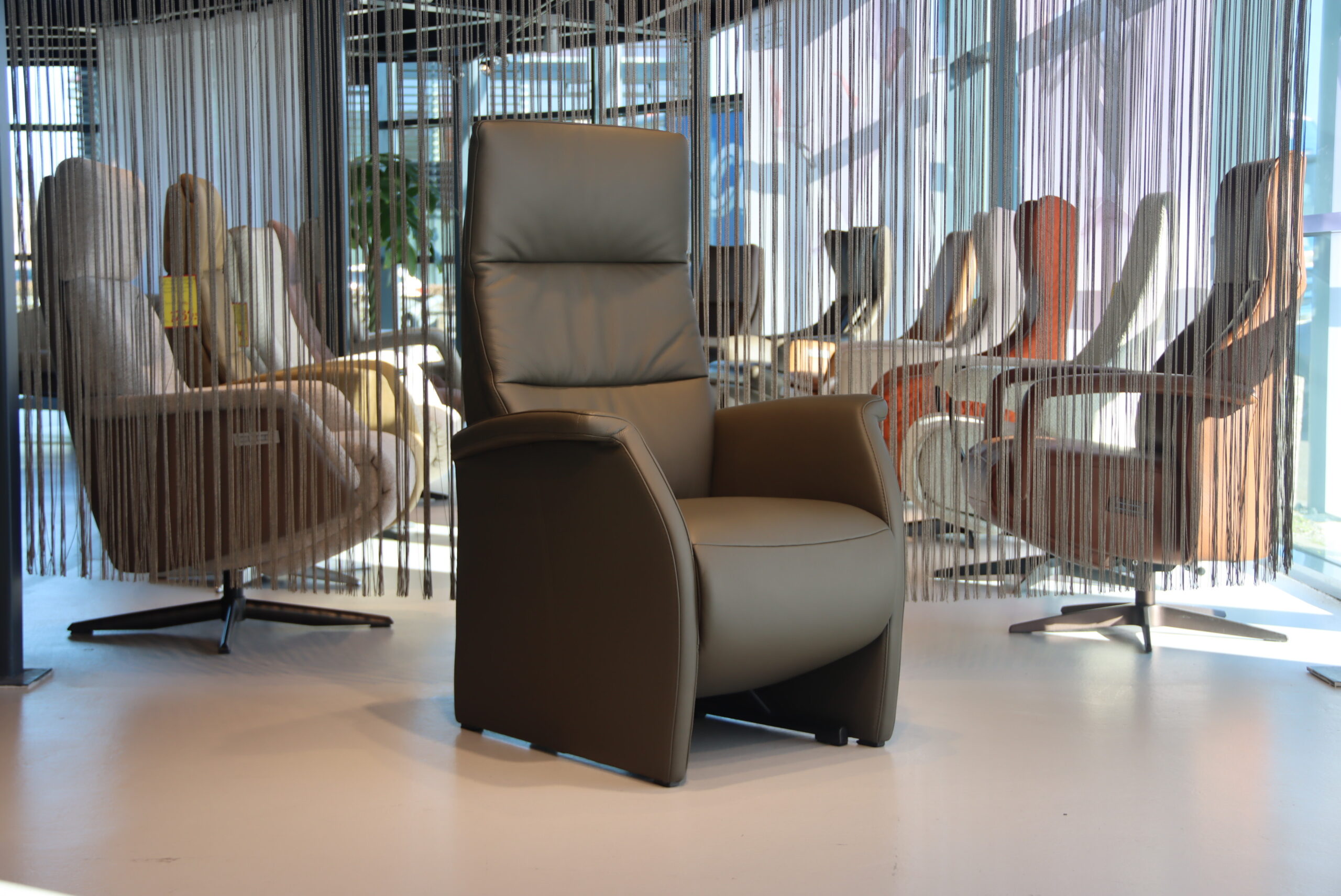 Elektrisch verstelbare relaxfauteuil / relaxstoel met sta op hulp / sta-op-stoel Feelz FZ-R03A06 van Meubelfabriek De Toekomst in Leer kleur Avocado met 2 motoren en een accu. Direct leverbaar.